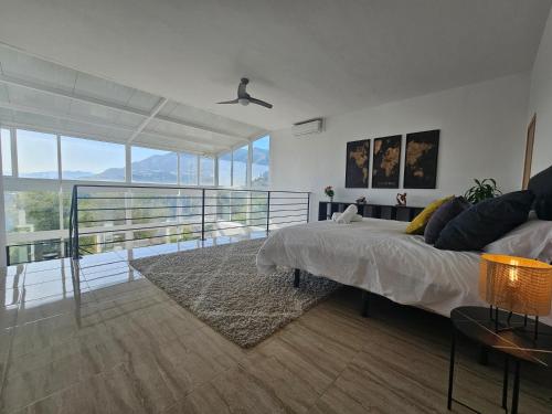 Кровать или кровати в номере Malaga Sunshine Rentals - Villa Buenavista - El Higuerón I