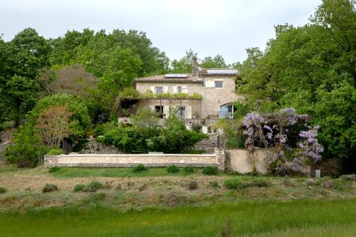 MAISON 8 à 10p, piscine, parc, campagne sans voisin en Drôme provençale