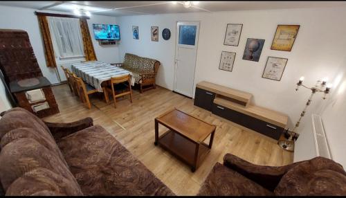 un soggiorno con un divano e un tavolo di Cabana Lunca a Lunca Ampoiţei