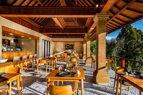 Et opholdsområde på Oka Suite Sebatu by Dhananjaya Hospitality