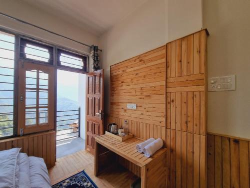 Ένα ή περισσότερα κρεβάτια σε δωμάτιο στο Dalhousie Hideaway4BR Homestay by Homeyhuts