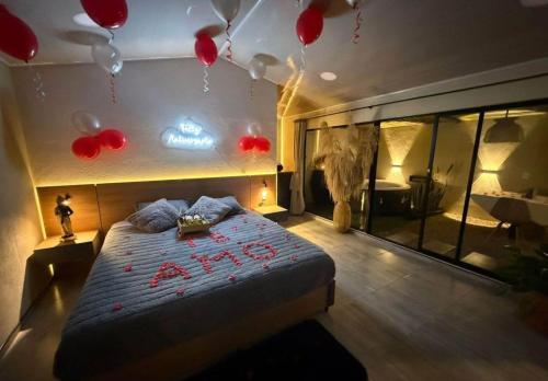 Ένα ή περισσότερα κρεβάτια σε δωμάτιο στο Casa Loma