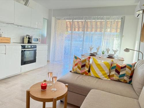 Кухня или мини-кухня в Cozy 1 bedroom apartment Antibes Juan-les-Pins - walk to beaches, restaurants, old town
