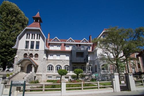 een groot gebouw met een toren erop bij Studio Lestal in Aix-les-Bains