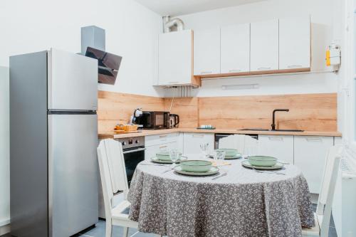 Una cocina con una mesa con platos encima. en À 2 Pas de la Plage Cosy et Super Équipé, en Le Havre