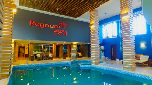 Πισίνα στο ή κοντά στο private apartment in a five-star hotel in Bansko