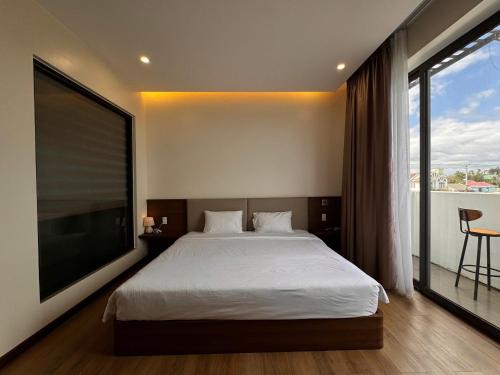 Ένα ή περισσότερα κρεβάτια σε δωμάτιο στο Adalie Pleiku Hotel