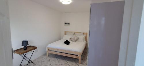 En eller flere senge i et værelse på Wayne's Place