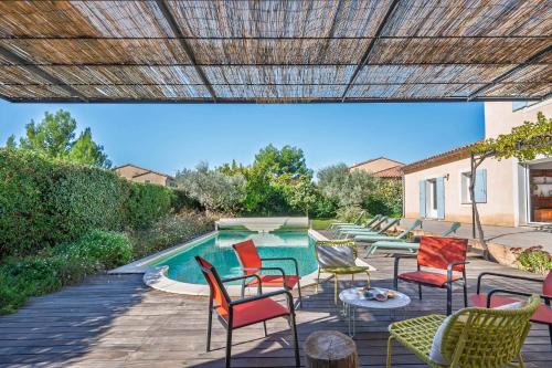 Villa Hortense في موسان ليه ألبيل: فناء مع كراسي وحمام سباحة