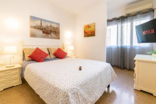 En eller flere senge i et værelse på Tranquilo apartamento con vistas al mar.