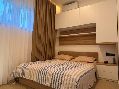 Postel nebo postele na pokoji v ubytování Hi-Tech Oasis Loft Villa with Outdoor Jacuzzi