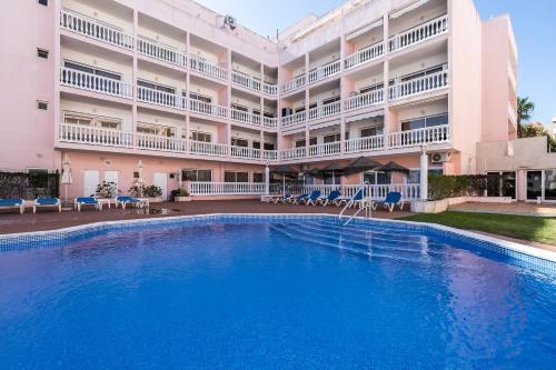 a large swimming pool in front of a building at Parque dos Reis Apartment 4 A in Monte Gordo