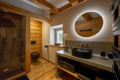 un baño con lavabo y ducha en La Fromagerie - Gîte d'exception à La Mouille, en La Mouille