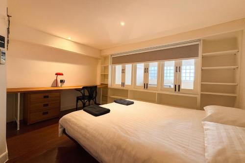 En eller flere senge i et værelse på ModernSpacious-5 Min Walk BTS Ploenchit-Central World