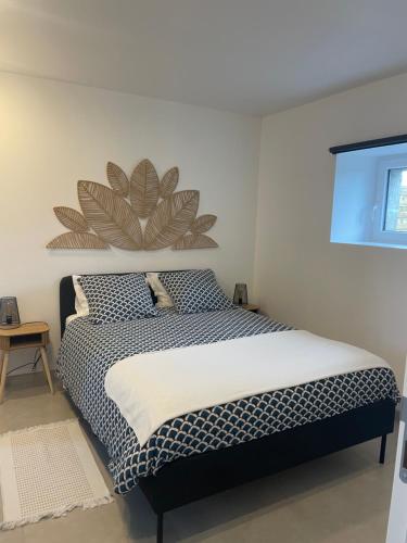 a bedroom with a bed with a large flower on the wall at Maisonnette cosy proche de la côte in Lesneven