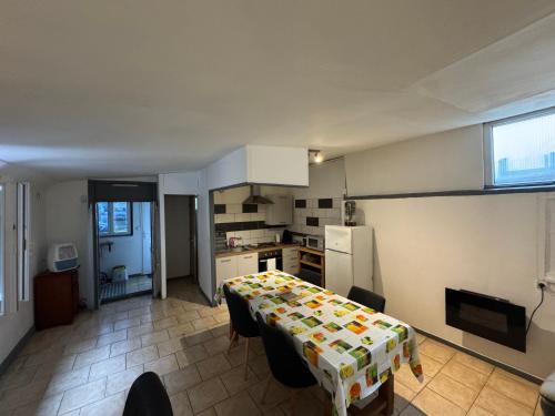 A kitchen or kitchenette at Maisonnette hyper centre