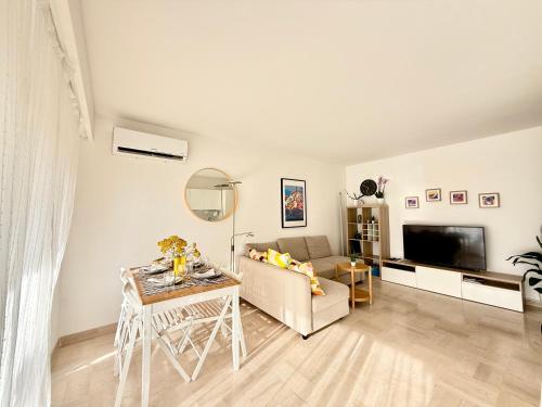 Телевизор и/или развлекательный центр в Cozy 1 bedroom apartment Antibes Juan-les-Pins - walk to beaches, restaurants, old town