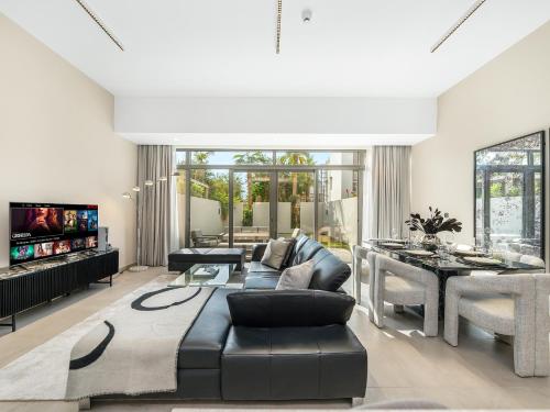 LUX 4BD Villa, PS5, Minutes from Golf & Downtown