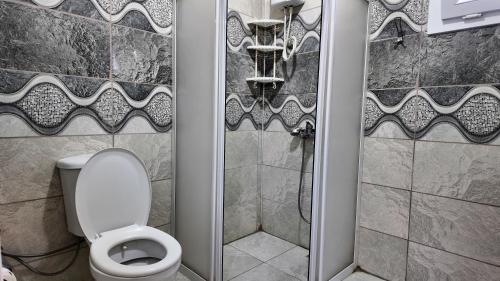 ein Badezimmer mit Toilette und Dusche in der Unterkunft İnlice Apart in Fethiye