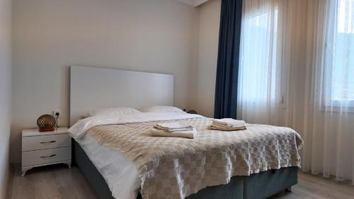 ein Schlafzimmer mit einem Bett, auf dem zwei Handtücher liegen in der Unterkunft İnlice Apart in Fethiye