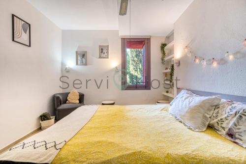 En eller flere senge i et værelse på Breathtaking Loft La Muralla Roja, WiFi, 2BR