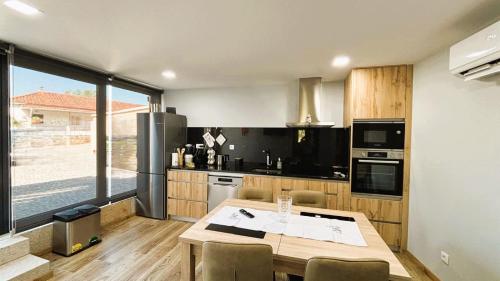 eine Küche mit einem Holztisch und einem Esszimmer in der Unterkunft Casa da Moura - Arcos de Valdevez in Arcos de Valdevez