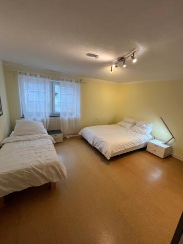 Un pat sau paturi într-o cameră la Ferienwohnung Nähe Autobahn Ruhige Lage für Familien & Monteure