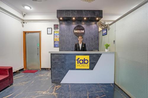 Un mostrador de recepción en una sala con cabina de DJ. en Via Angel Pink Residency, en Ghaziabad