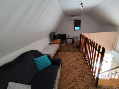 un soggiorno con un divano e un tavolo di BB House a Balatonboglár