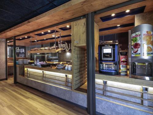 Una vista de la cocina de un restaurante con un mostrador. en ibis budget Cahors, en Cahors