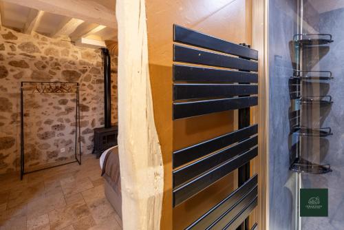 Soligny-les-ÉtangsにあるL'Ecrin de Solignyの黒いシャッターが付いた壁のある部屋のドア