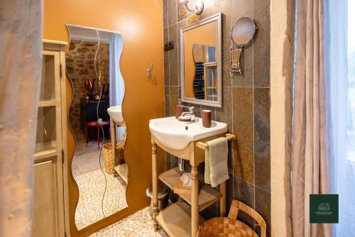 a bathroom with a sink and a mirror at Chambre d'hôtes - L'Ecrin de Soligny in Soligny-les-Étangs