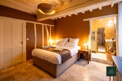 a bedroom with a large bed in a room at Chambre d'hôtes - L'Ecrin de Soligny in Soligny-les-Étangs
