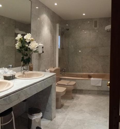 A bathroom at Hotel San Polo