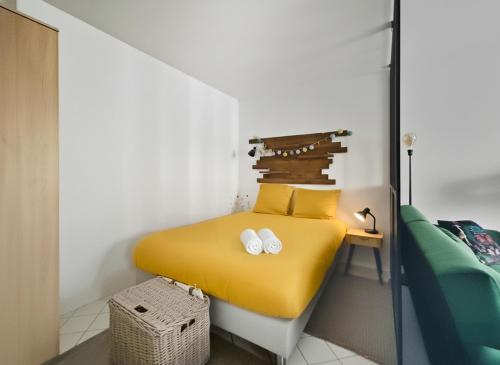 En eller flere senge i et værelse på Studio rénové, calme, commerces & RER à 5 min