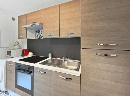 Køkken eller tekøkken på Studio rénové, calme, commerces & RER à 5 min