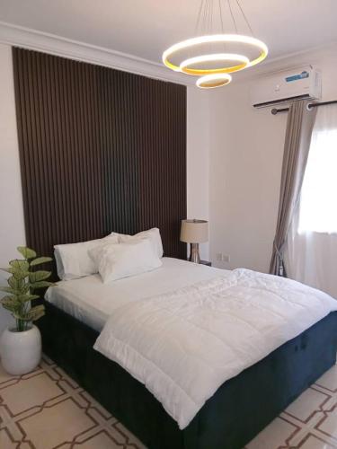 Giường trong phòng chung tại Heirloom Luxury Hotel and Apartments