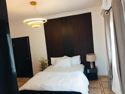 Giường trong phòng chung tại Heirloom Luxury Hotel and Apartments