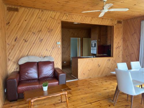 Imagine din galeria proprietății Elegant family home in Croydon near shops and transit 