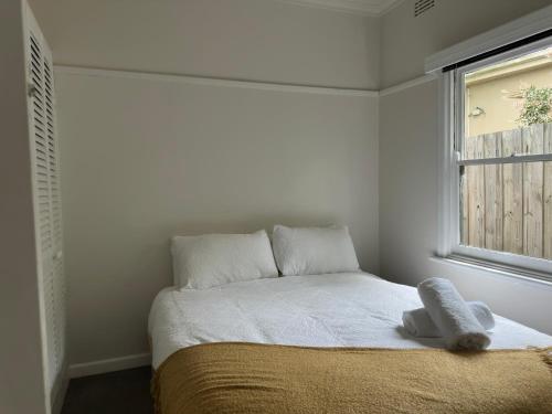 Кровать или кровати в номере Elegant family home in Croydon near shops and transit