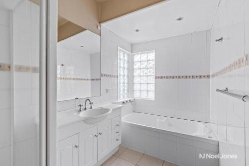 Ванная комната в Elegant family home in Croydon near shops and transit