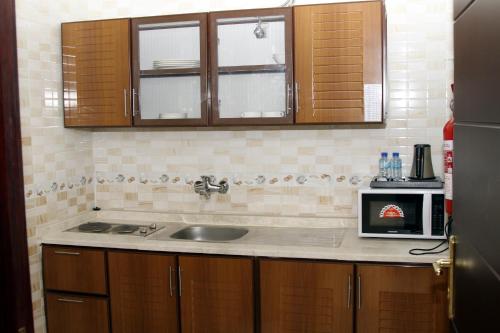 Kuchyň nebo kuchyňský kout v ubytování Dar Al Khaleej Hotel Apartments