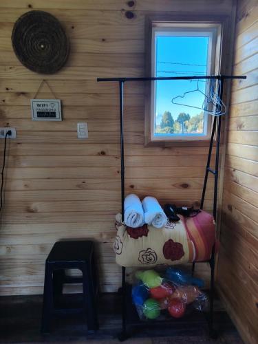 a room with a bunk bed in a log cabin at Cabañas y Artesanías El Roble in Dalcahue