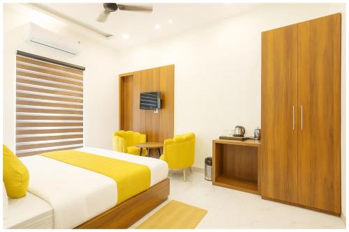 a bedroom with a bed and a table and chairs at Mahavidya Road Hotel The Shrinath Premium Palace Near Masani Railway Station - Sri Krishna Janmabhoomi - Parking # Restaurant And Lift facilities - Fully Air conditioning Luxuary Room - Top Rated Hotel In Mathura in Mathura