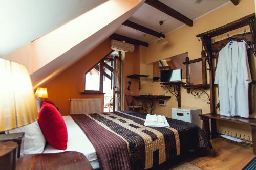 Postel nebo postele na pokoji v ubytování Art-Rustic Boutique Hotel