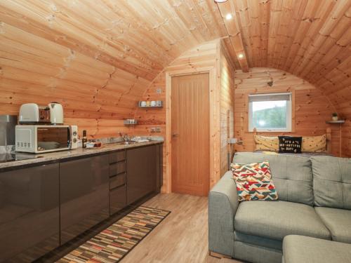 een keuken en een woonkamer in een tiny house bij Oak in Ulverston
