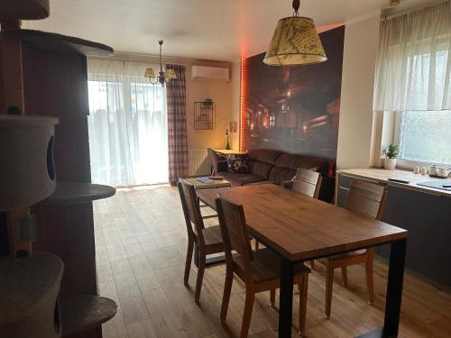 een keuken en woonkamer met een tafel en een bank bij Apartament Dębowy Stół in Rzeszów