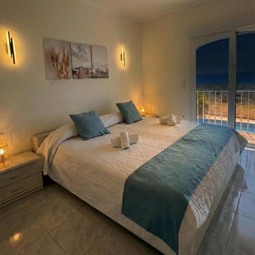 Ένα ή περισσότερα κρεβάτια σε δωμάτιο στο holaVivienda - Villa de lujo a pie de playa con piscina privada