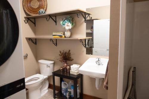 ein Badezimmer mit Waschbecken und Toilette in der Unterkunft Healing Properties in Sioux Falls