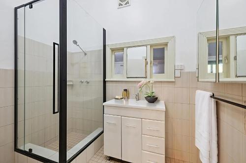 een badkamer met een douche en een wastafel bij Perth Boutique Heritage in Perth